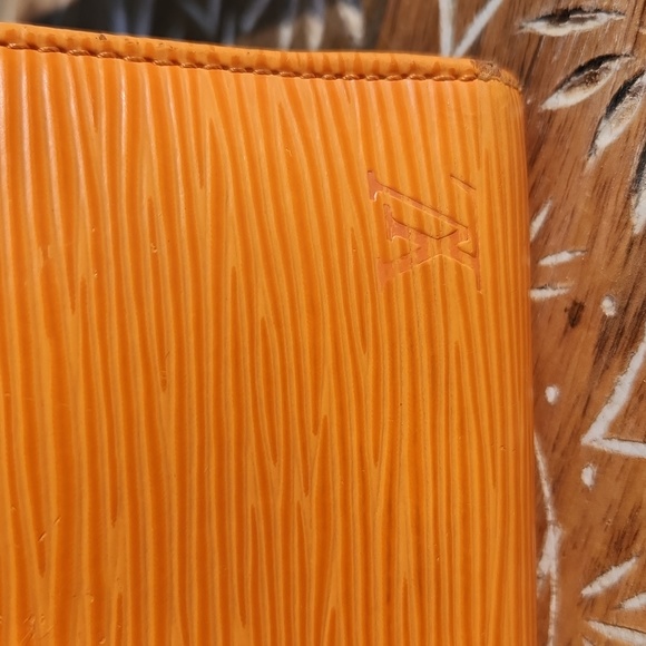 Louis Vuitton Epi Leather Compact Kisslock Wallet in Orange / Tangerine Color - Picture 5 of 17